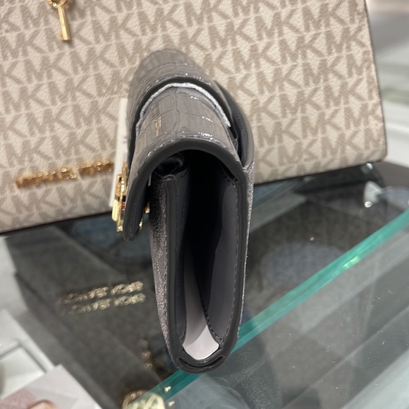 MICHAEL KORS CARMEN MEDIUM FLAP LOGO AND FAUX LEATHER WALLET
HEATHER GREY MULTI - Picture 3 of 16